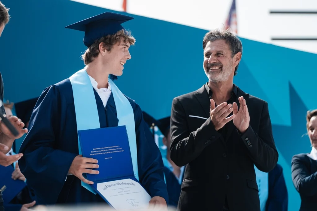 remise de diplome Mouratoglou school patrick et un étudiant