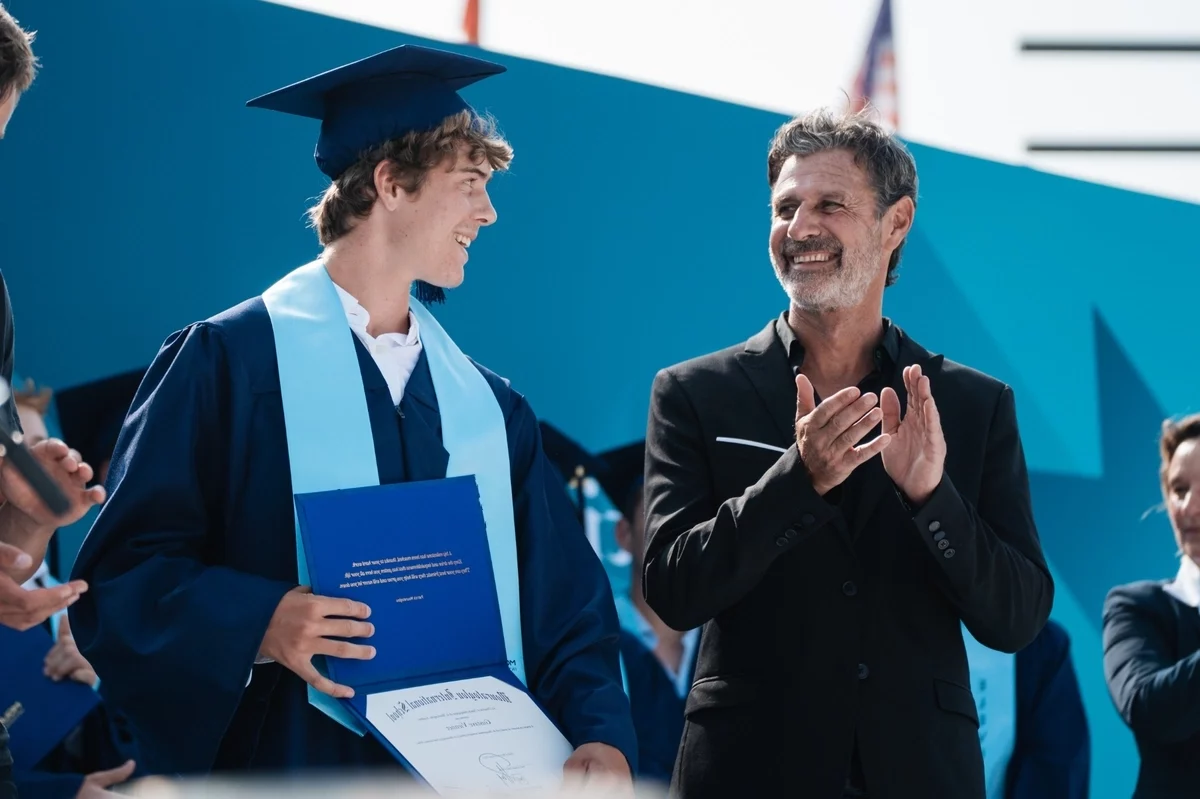 remise de diplome Mouratoglou school patrick et un étudiant